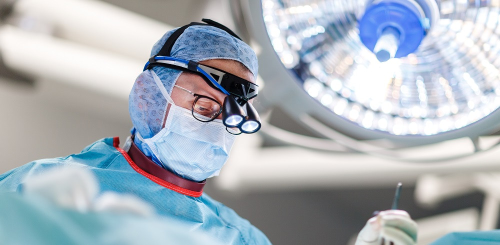 Konzentrierter Chirurg im Operationssaal