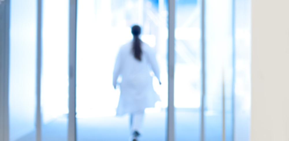 Ärztin unterwegs im Spital Zollikerberg zu den interdisziplinären Fortbildungen der Inneren Medizin