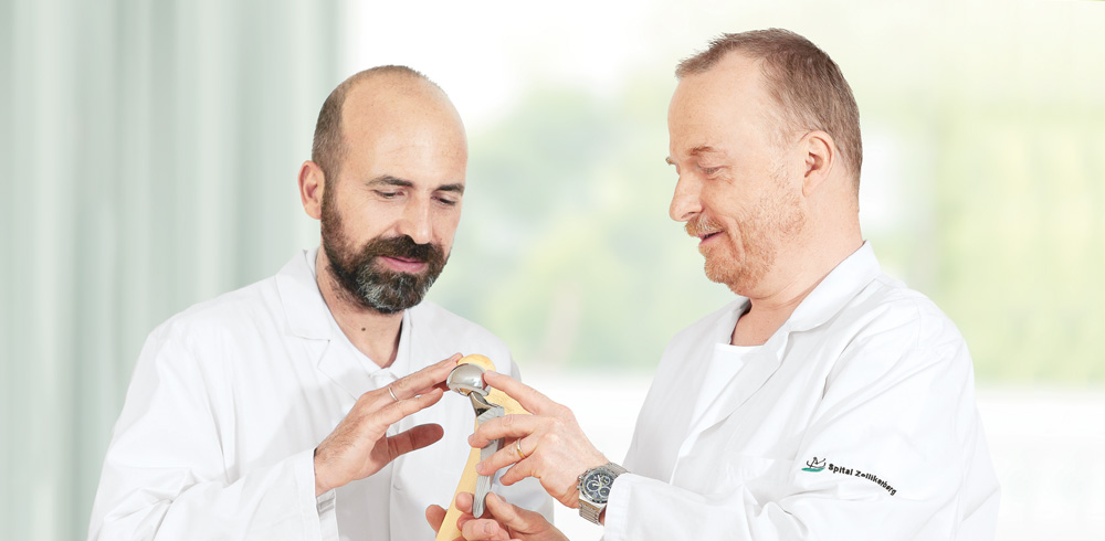 Orthopäde und Traumatologe Spital Zollikerberg besprechen Einsatz von Gelenkprothese 