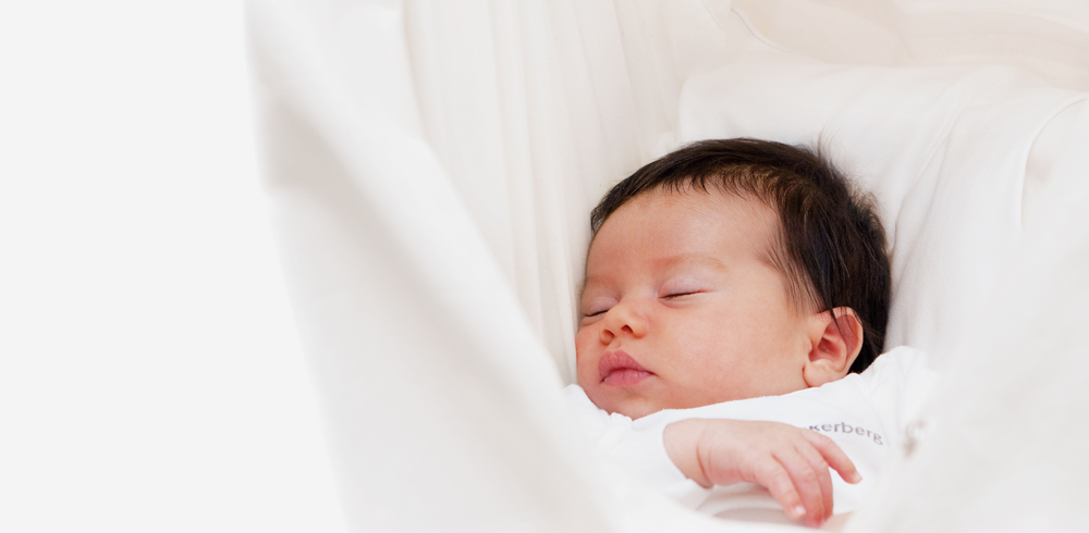 Schlafendes Baby, Bild von Inserat für Elterninformationsabende am Spital Zollikerberg