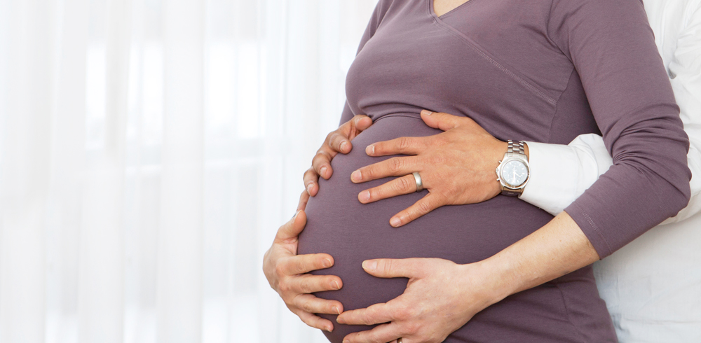 Geburtsklinik Spital Zollikerberg: Partner unterstützt Schwangere bei der vertieften Bauchatmung.